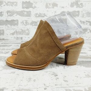 New ANDRE ASSOUS Suri Slide Sandal In Taupe Suede T339